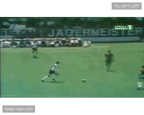 贝肯鲍尔传奇之路：足球皇帝的巅峰岁月引人追忆