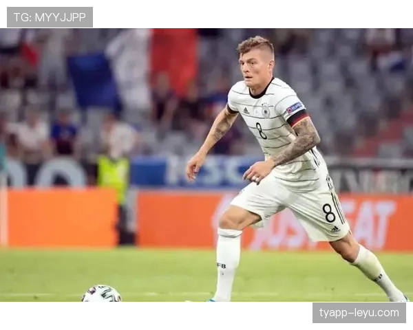 克罗斯精准传球再现神勇，助球队力克强敌迎关键胜利