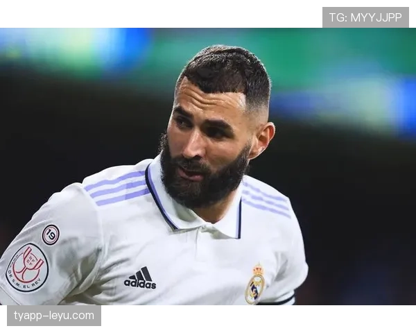 本泽马技术特点解析：全面进攻能力与战术价值持续提升