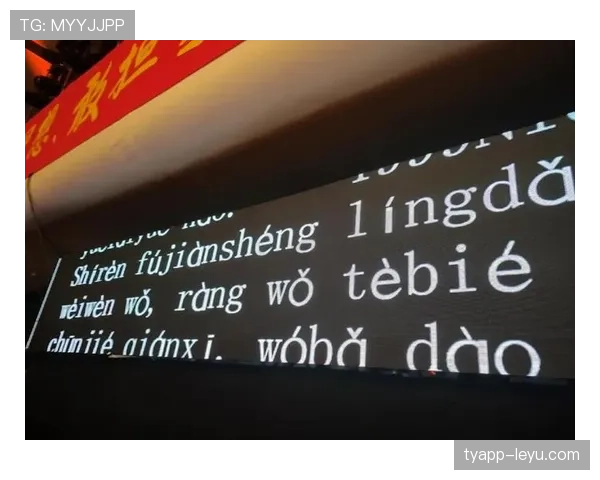 武大靖赛场像怪物，街头排队买奶茶那张平民脸居然配着一块贵得离谱的表，笑死我了