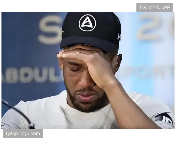 安东尼·约书亚家的冰箱里塞满蛋白粉，连香槟都得排队等位置